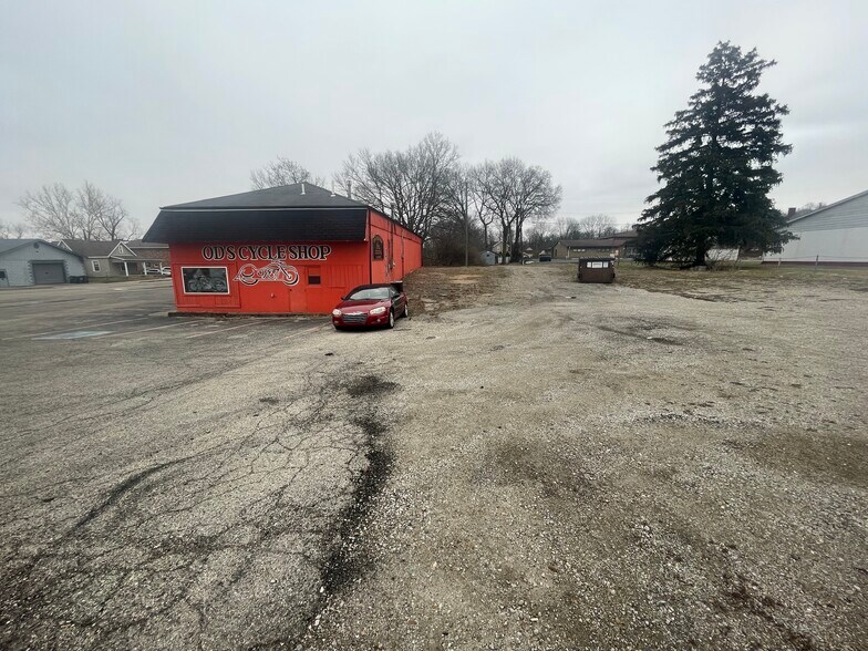 More Photos Of 140 S River St, Franklin Storefront For Sale