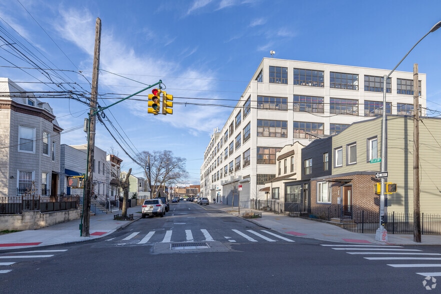 More Photos Of 59-00 Decatur St, Ridgewood Warehouse For Lease