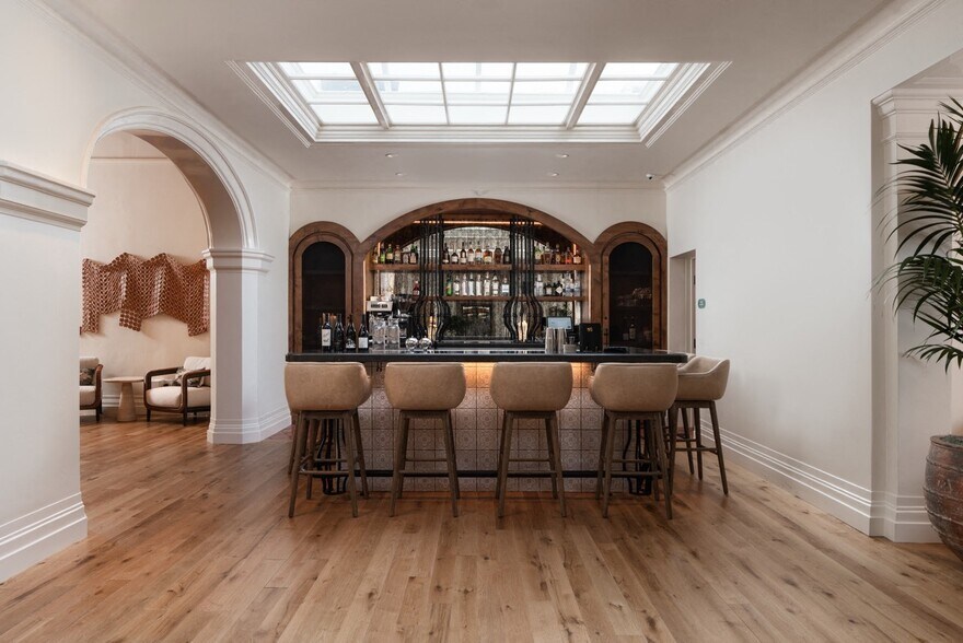 More Photos Of 527-537 State St, Santa Barbara Hotel For Lease