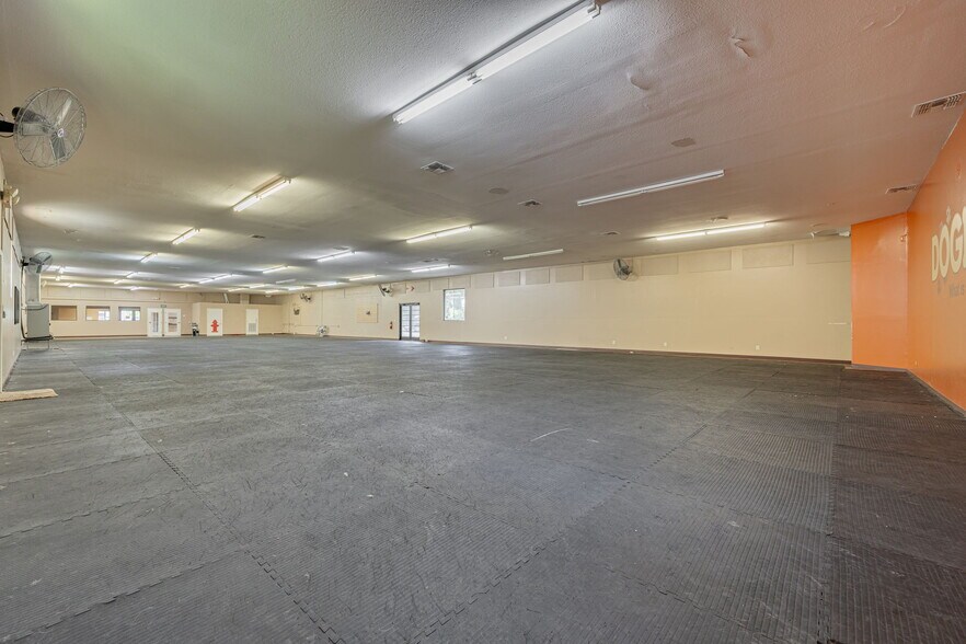 More Photos Of 110 Pine Ave, Oldsmar General Retail For Sale