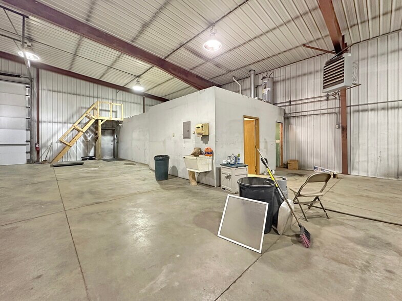 More Photos Of 4015 11th Ave SE, Minot Service For Sale