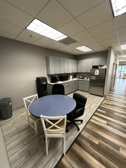 More Photos Of 44819 Acacia Ln, Sterling Warehouse For Lease