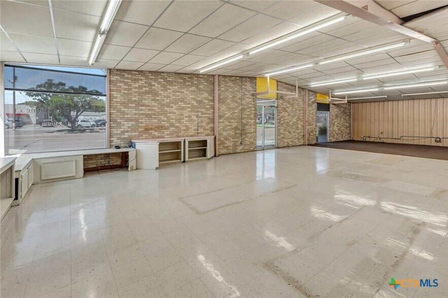More Photos Of 306 N Wells St, Edna Office For Sale