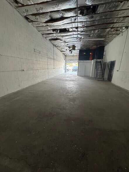 More Photos Of 16154-16160 Wyandotte St, Van Nuys Warehouse For Lease