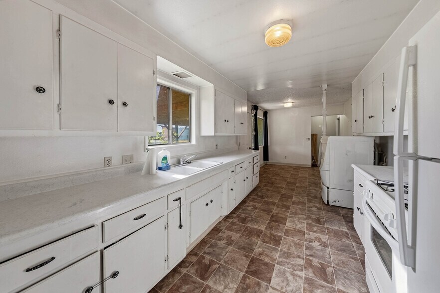 More Photos Of 6531 Lower River Rd, Grants Pass Specialty For Sale