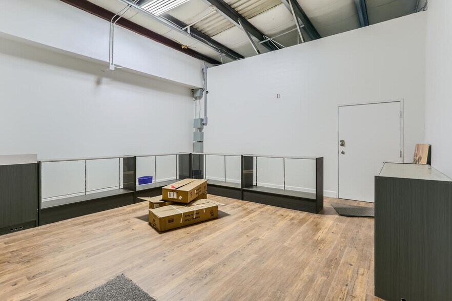 More Photos Of 81 NE Columbia Blvd, Portland Industrial For Sale