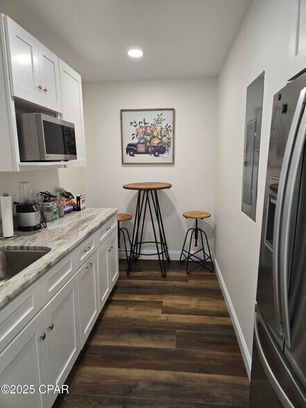 More Photos Of 215 W 11th St, Panama City Coworking Space