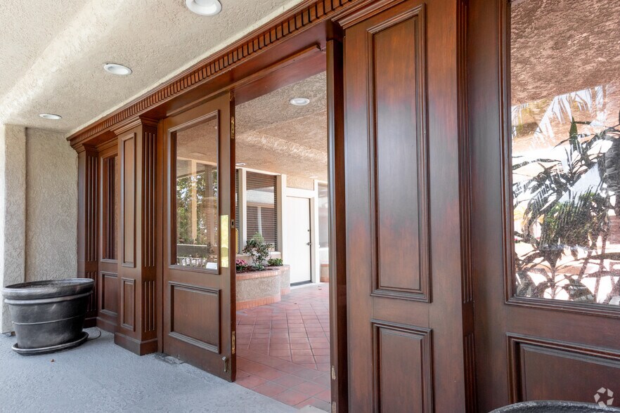 More Photos Of 2331 W Lincoln Ave, Anaheim Office For Lease