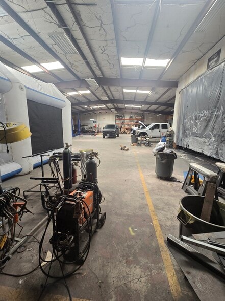 More Photos Of 13402 Western Oak Dr, Helotes Warehouse For Lease