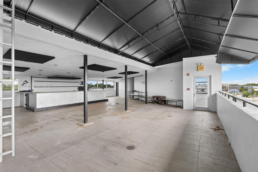 More Photos Of 2500 Wilton Dr, Wilton Manors Freestanding For Sale