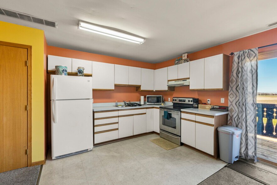 More Photos Of 645 E Lasalle St, Somonauk Showroom For Lease