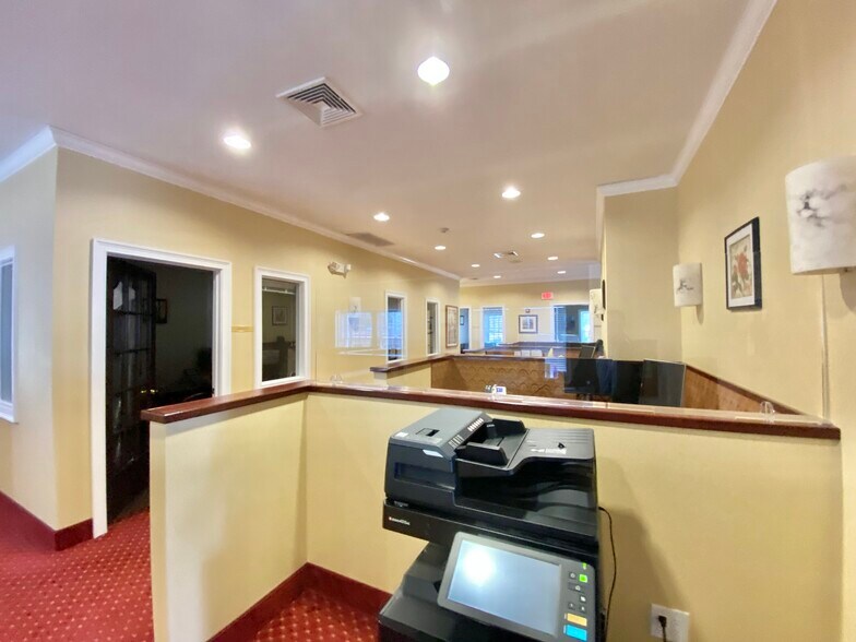 More Photos Of 25 Nassau Ln, Island Park Office For Sale