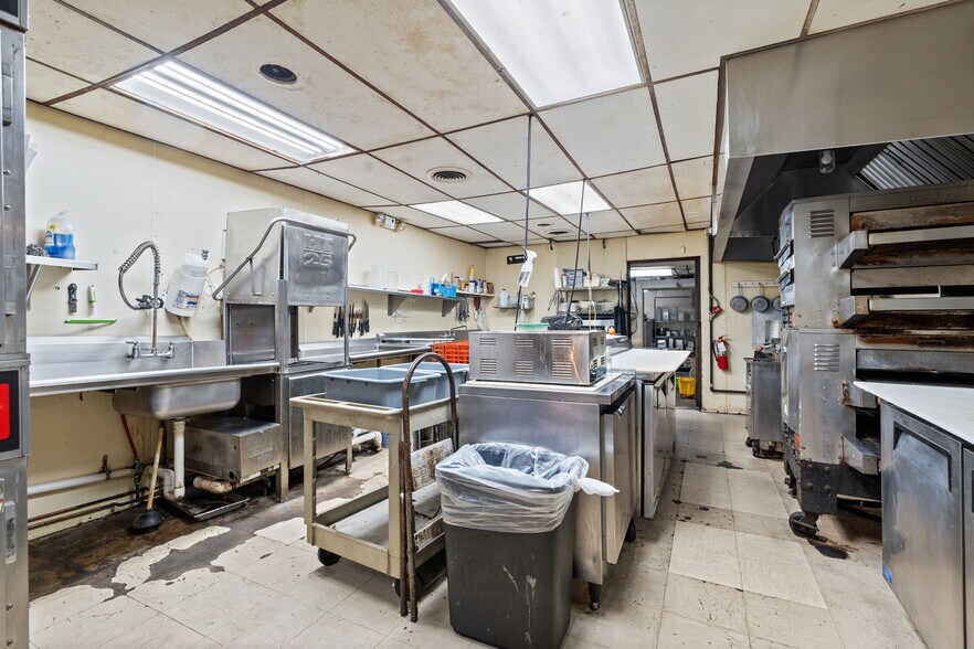 More Photos Of 1616 N Section St, Sullivan Sports And Entertainment For Sale