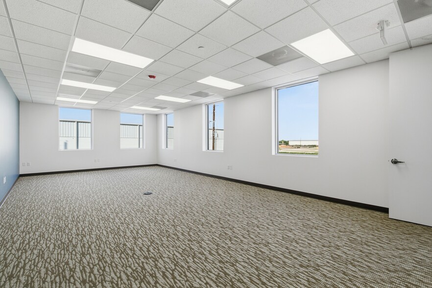 More Photos Of 611 Choctaw Ln, Katy Distribution For Lease