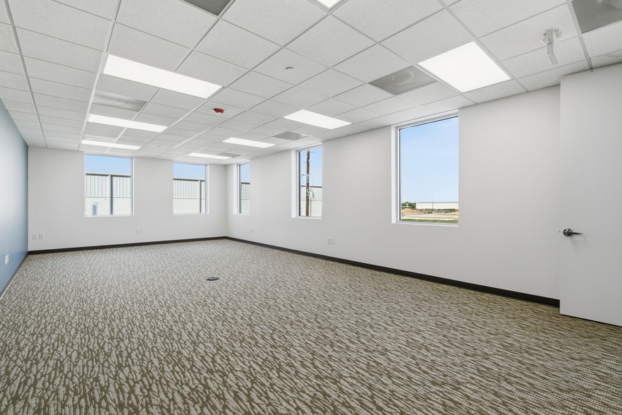 More Photos Of 611 Choctaw Ln, Katy Distribution For Lease