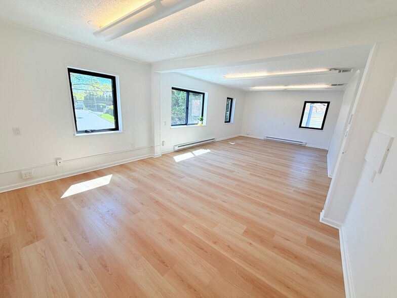 More Photos Of 31 Saint Roch Ave, Greenwich Office Residential For Lease