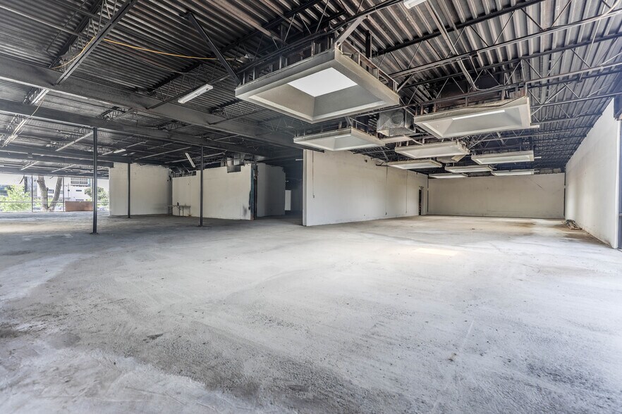 More Photos Of 7471 Marvin D Love Fwy, Dallas General Retail For Sale