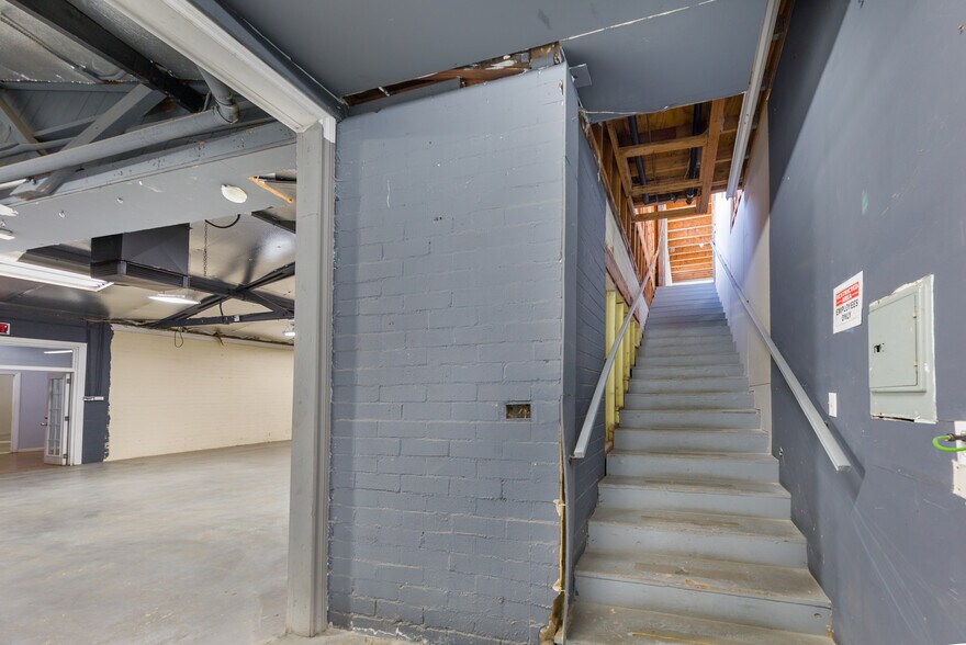 More Photos Of 11924 Vose St, North Hollywood Warehouse For Lease