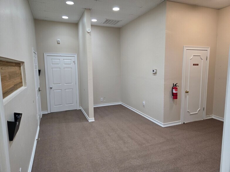 More Photos Of 1813 N Harrison St, Shawnee Flex For Lease