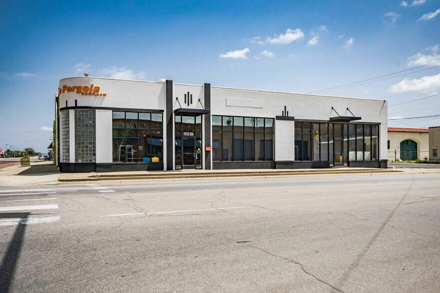 More Photos Of 701 SE 10th Ave, Amarillo Bar For Sale