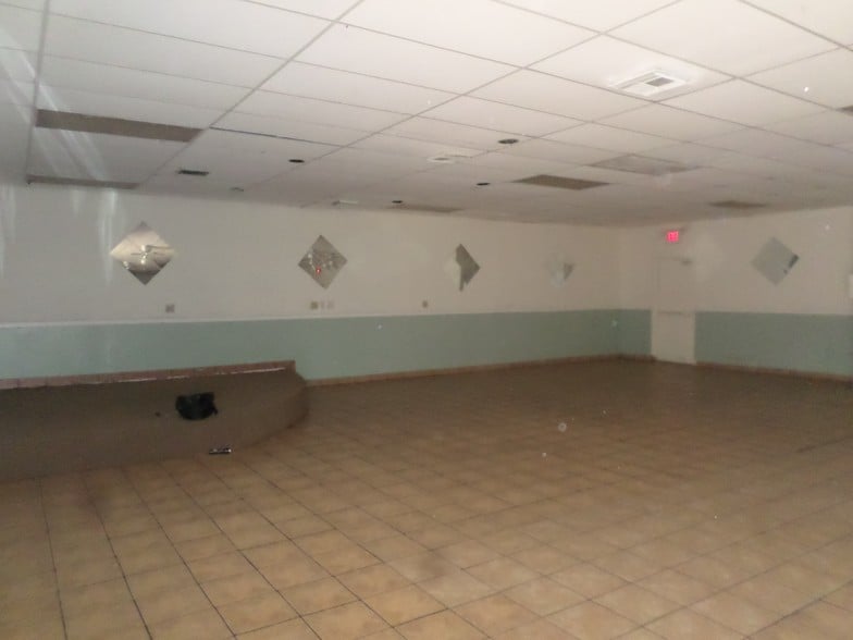 More Photos Of 5832 W San Miguel Ave, Glendale General Retail For Lease