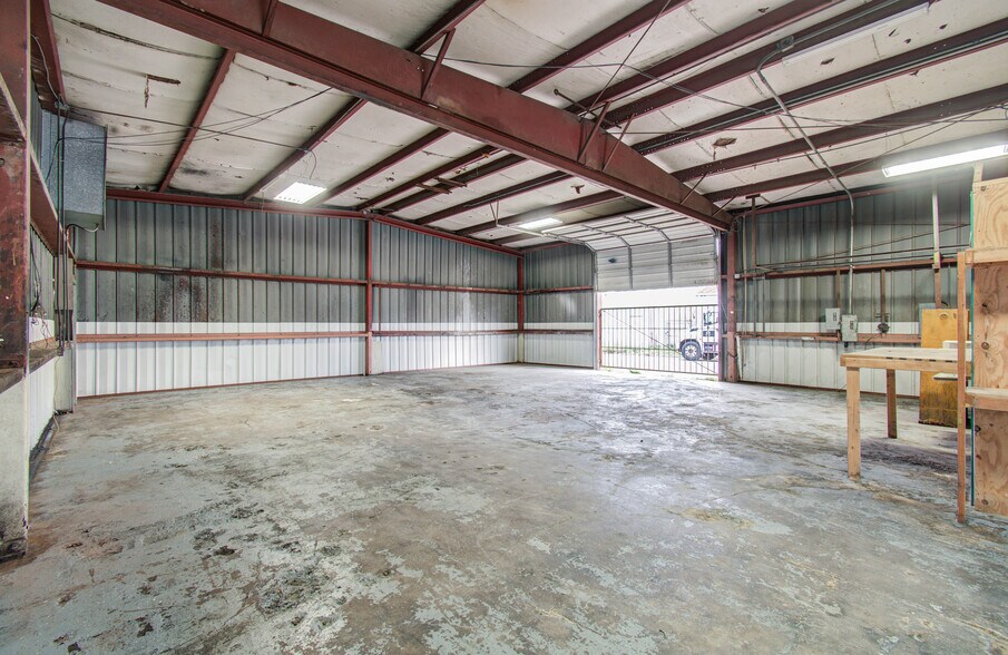 More Photos Of 5747 Northdale St, Houston Industrial For Lease