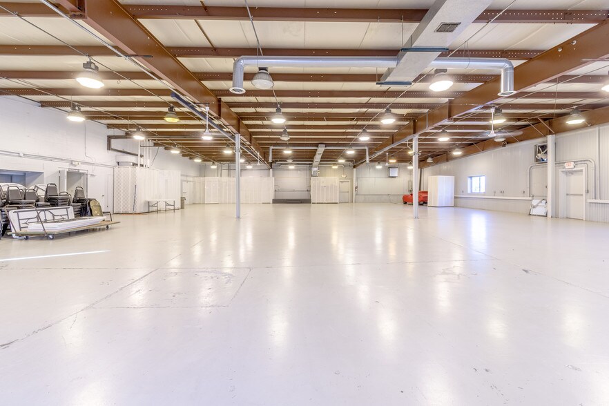 More Photos Of 6886 Wishart St, Huntsville Light Distribution For Lease