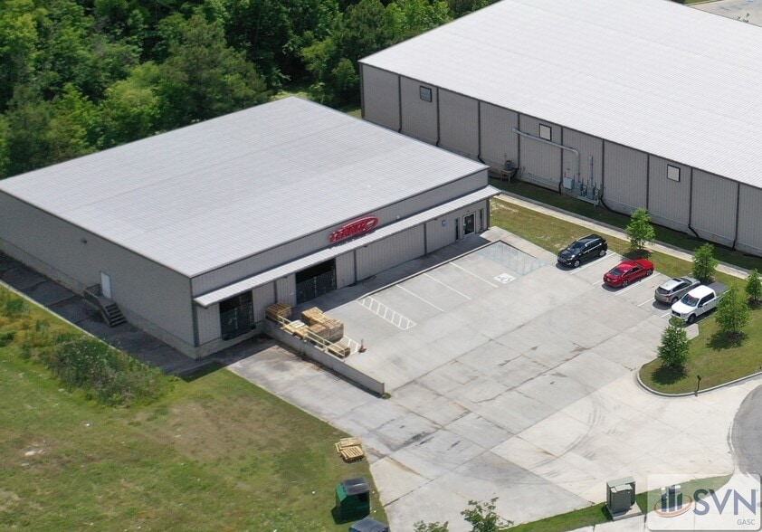 More Photos Of 36 W Chatham Ct, Garden City Showroom For Lease