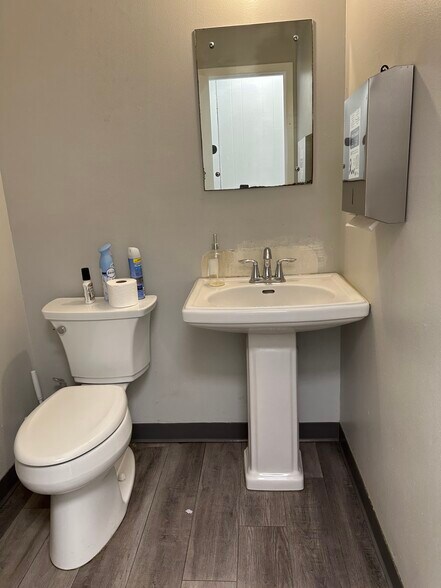 More Photos Of 4339 Centergate St, San Antonio Light Manufacturing For Lease