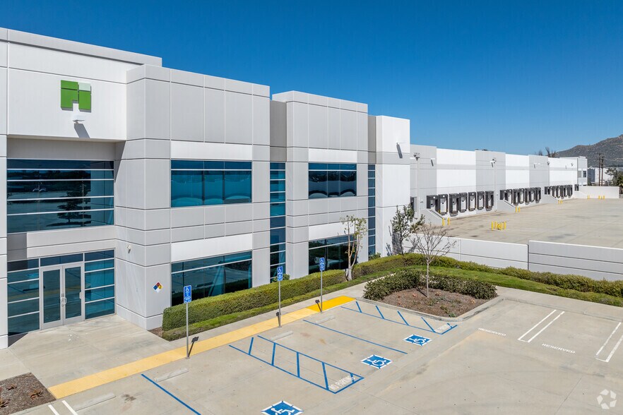 More Photos Of 7105 Old 215 Frontage Rd, Riverside Distribution For Sale