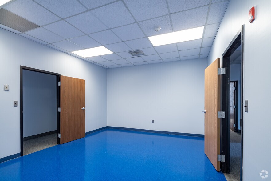 More Photos Of 25900 Greenfield Rd, Oak Park Office For Lease