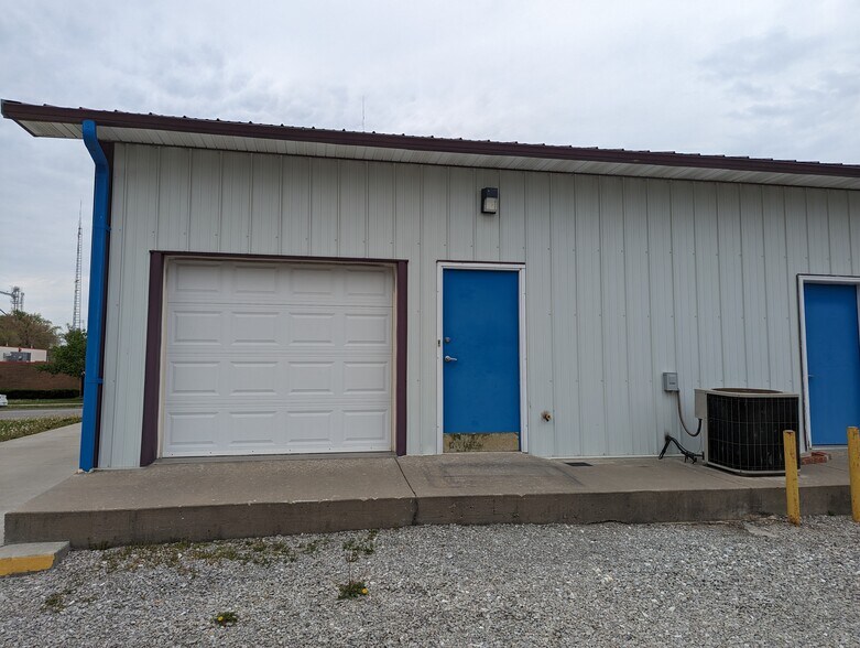 More Photos Of 452 W Arrow St, Marshall Restaurant For Lease