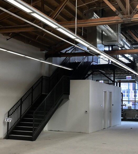 More Photos Of 1640 W Carroll Ave, Chicago Showroom For Lease