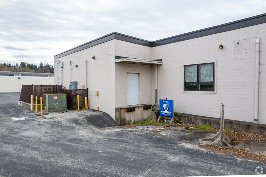 More Photos Of 1071 Edgar St, York Storefront Retail Office For Sale