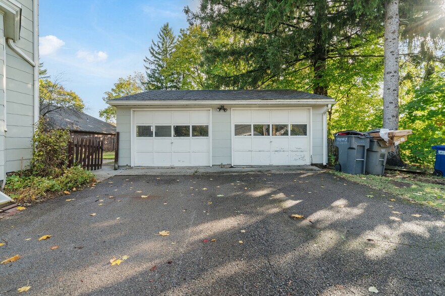 More Photos Of 228 S Clay St, Zelienople Office For Sale