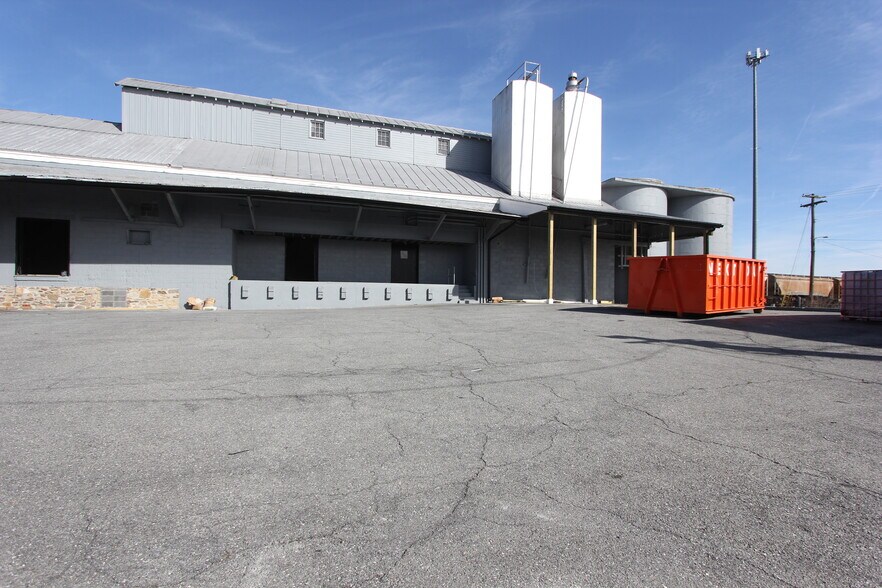 More Photos Of 36 Walnut St, Thurmont Warehouse For Lease