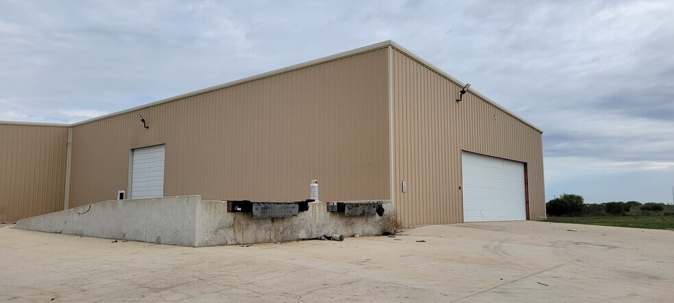 More Photos Of 4300 S US Highway 281, Pleasanton Warehouse For Lease