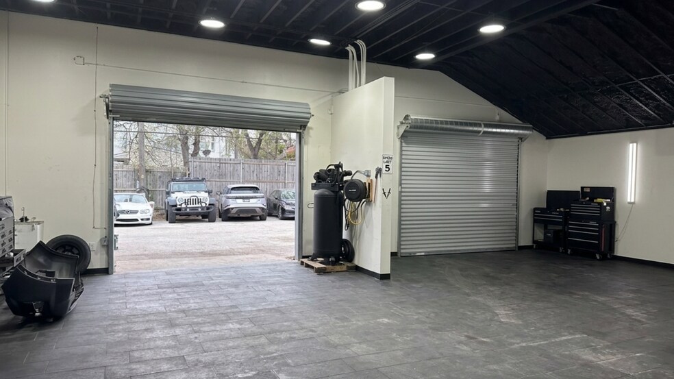 More Photos Of 13038 Research Blvd, Austin Freestanding For Lease