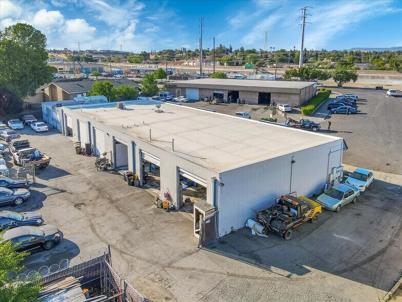 More Photos Of 2505 Devpar Ct, Antioch Auto Repair For Sale