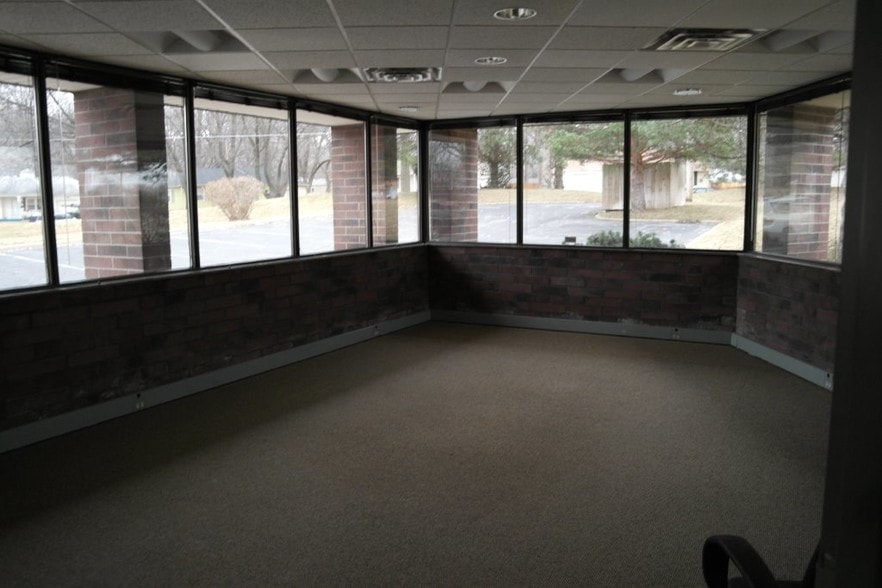 More Photos Of 8801 Ballentine St, Overland Park Loft Creative Space For Lease