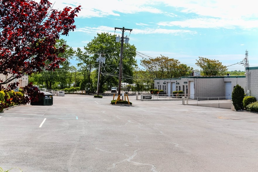 More Photos Of 14-38 East Mall, Plainview Warehouse For Lease