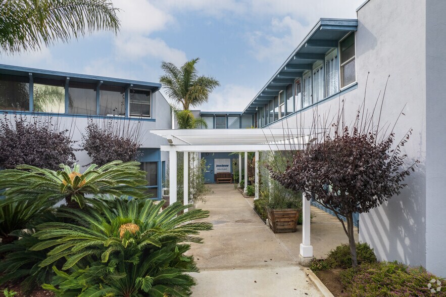 More Photos Of 1001 W 17th St, Costa Mesa Light Distribution For Lease