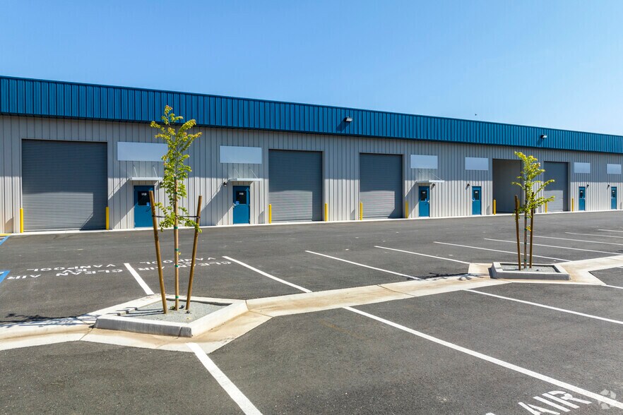 More Photos Of 325-355 S Schnoor Ave, Madera Warehouse For Lease