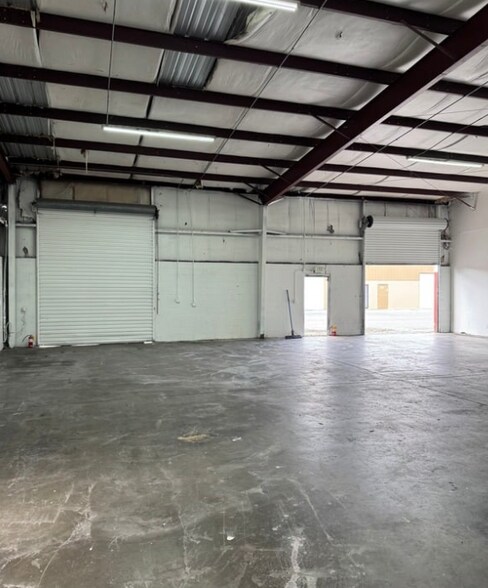 More Photos Of 4802 Distribution Ct, Orlando Warehouse For Lease