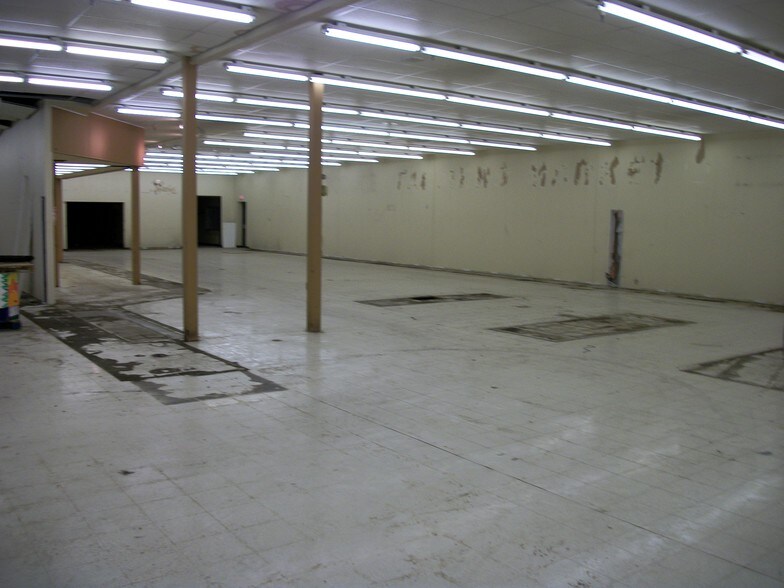 More Photos Of 100 Chamber Plz, Charleroi Supermarket For Lease
