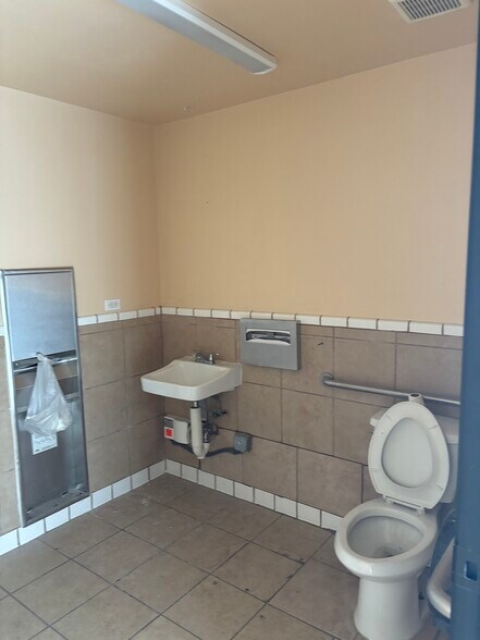 More Photos Of 321-325 S C St, Oxnard Storefront For Sale