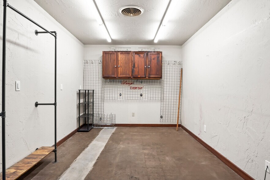 More Photos Of 207 Clay St, Nocona Storefront For Lease