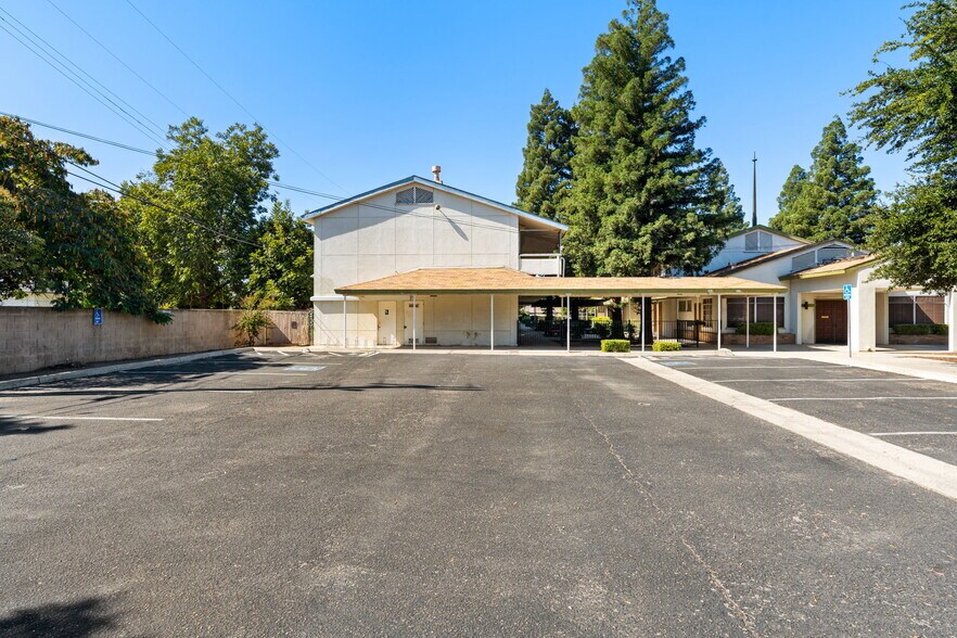 More Photos Of 101 W Clinton Ave, Fresno Specialty For Sale