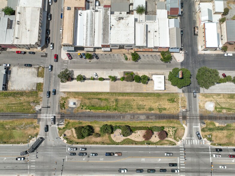 More Photos Of 1118 18th St, Hondo Storefront For Sale