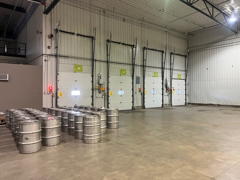 More Photos Of 1037 Boul Industriel, Granby Distribution For Lease
